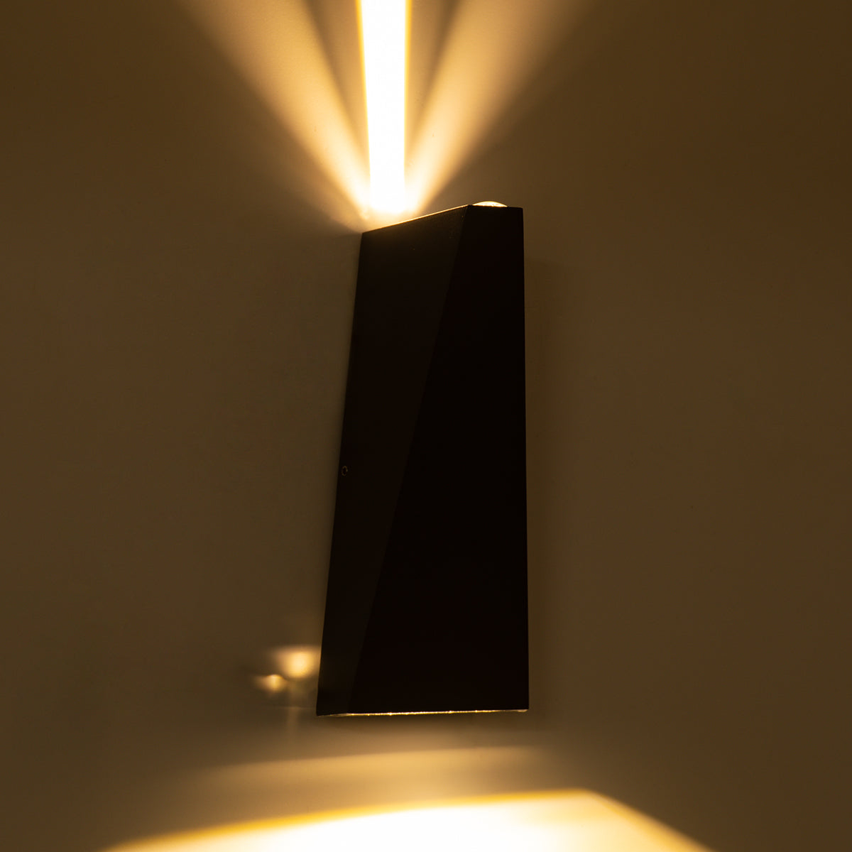 TRIANDE 60553 Μοντέρνο Φωτιστικό Τοίχου - Απλίκα LED 10W 1150lm 5°/60° AC 220-240V Αδιάβροχο IP65 Θερμό Λευκό 2700K - Bridgelux COB Chip & TÜV SÜD Driver - Μαύρο Ματ - Μ8.5 x Π8.5 x Υ20