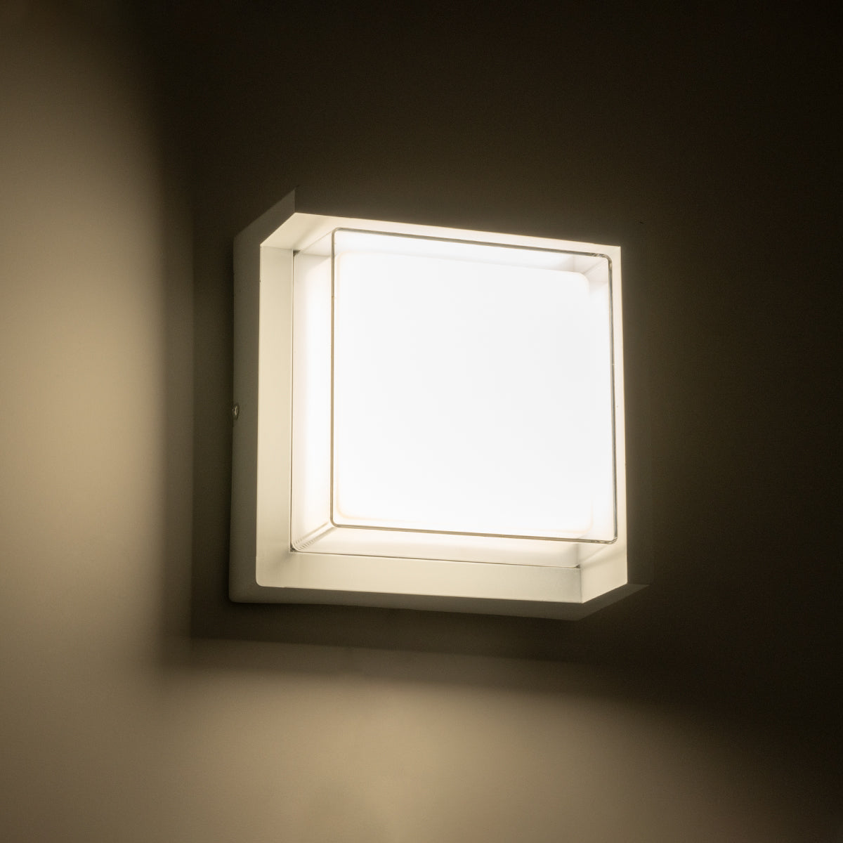 APEX 60772 Φωτιστικό Τοίχου - Απλίκα Εσωτερικού/Εξωτερικού Χώρου LED 10W 1050lm 120° AC175-265V Αδιάβροχο IP65 - Πλαστικό Σώμα - Φυσικό λευκό 4500K - Μ17 x Π17 x Υ9cm - Λευκό - Bridgelux Chip