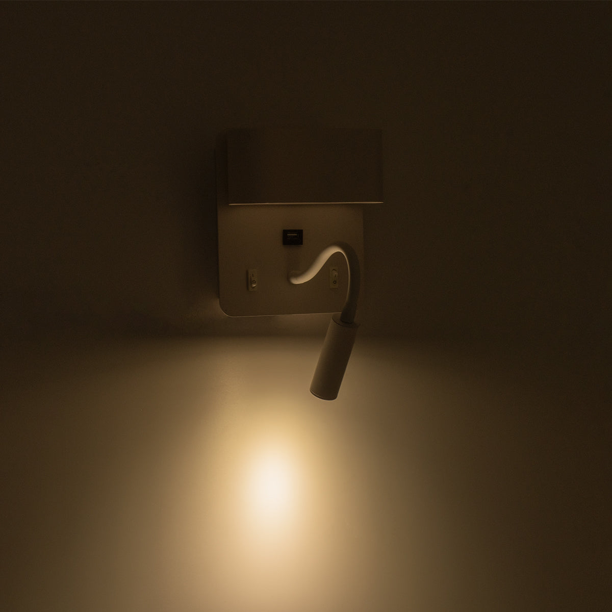 IBIS 61368 Μοντέρνο Φωτιστικό Τοίχου - Απλίκα Ξενοδοχείου Bed Side LED 10W 1100lm 36° & 360° AC 220-240V - Reading Light & Up/Down Light - Φορτιστής USB 3A - Μ10 x Π6.1 x Υ18cm - Φυσικό Λευκό 4500K - Λευκό