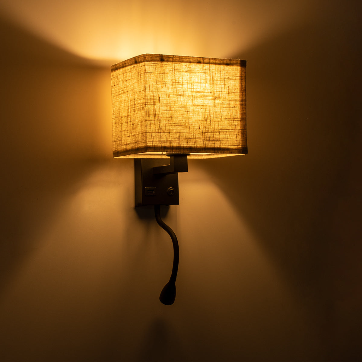 ROULETTE-S 61383 Μοντέρνο Φωτιστικό Τοίχου - Απλίκα Ξενοδοχείου Bed Side LED 3W 360lm & 1 x E27 36° & 360° AC 220-240V - Reading Up/Down Light - Φορτιστής USB 3A - Μ17 x Π20 x Υ37cm - Φυσικό Λευκό 4500K - Λευκό με Μπεζ Καπέλο - Σετ 2 Τεμαχίων