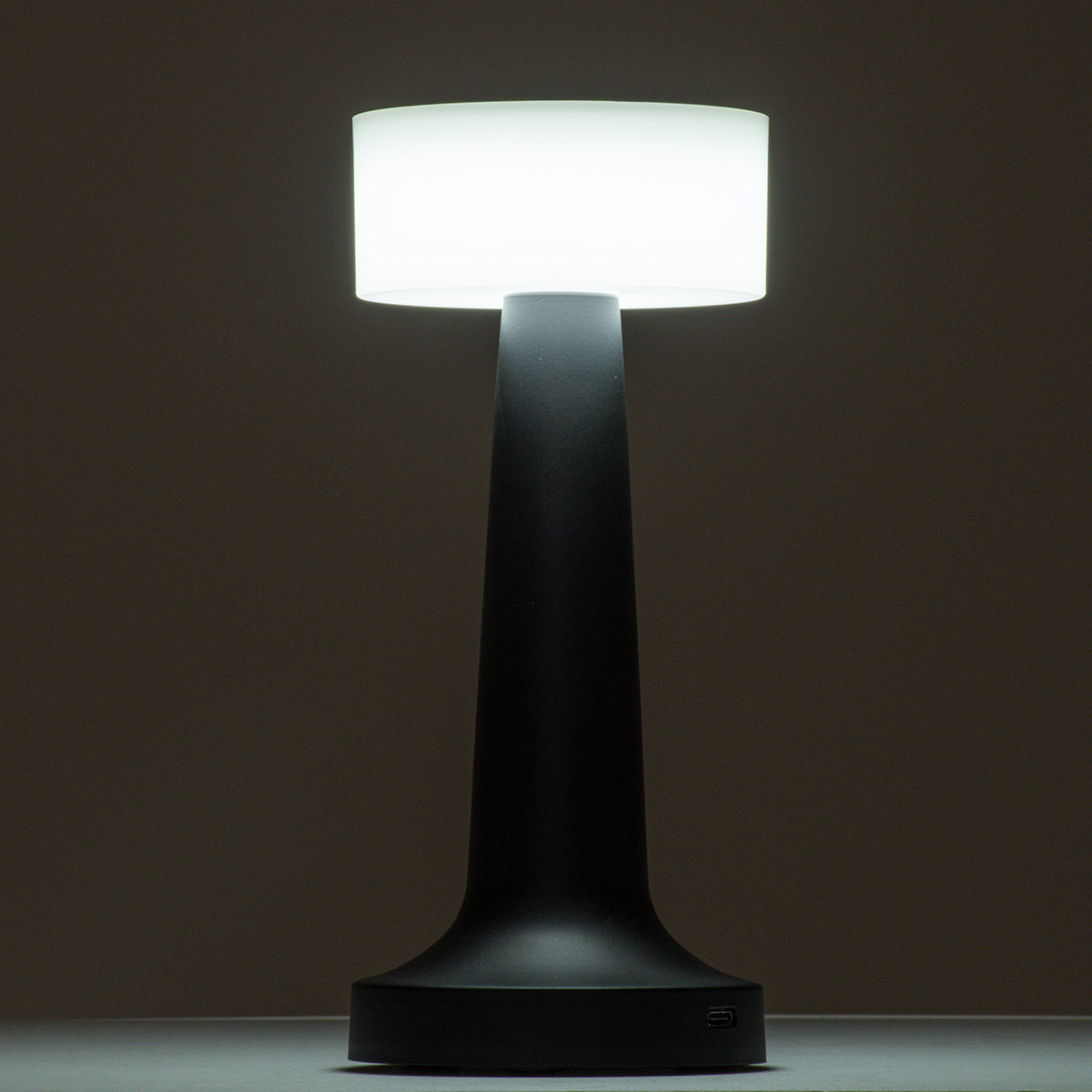 NANNA 76472 Μοντέρνο Επιτραπέζιο Φωτιστικό Πορτατίφ LED 1.5W 105lm 120° DC 5V Επαναφορτιζόμενο με Μπαταρία Li-ion 1800mAh - Διακόπτη Αφής με 3 Εναλλαγές Φωτισμού CCT Θερμό - Φυσικό - Ψυχρό 1500K - 4500K - 6000K Dimmable - D9 x 21cm - Μαύρο