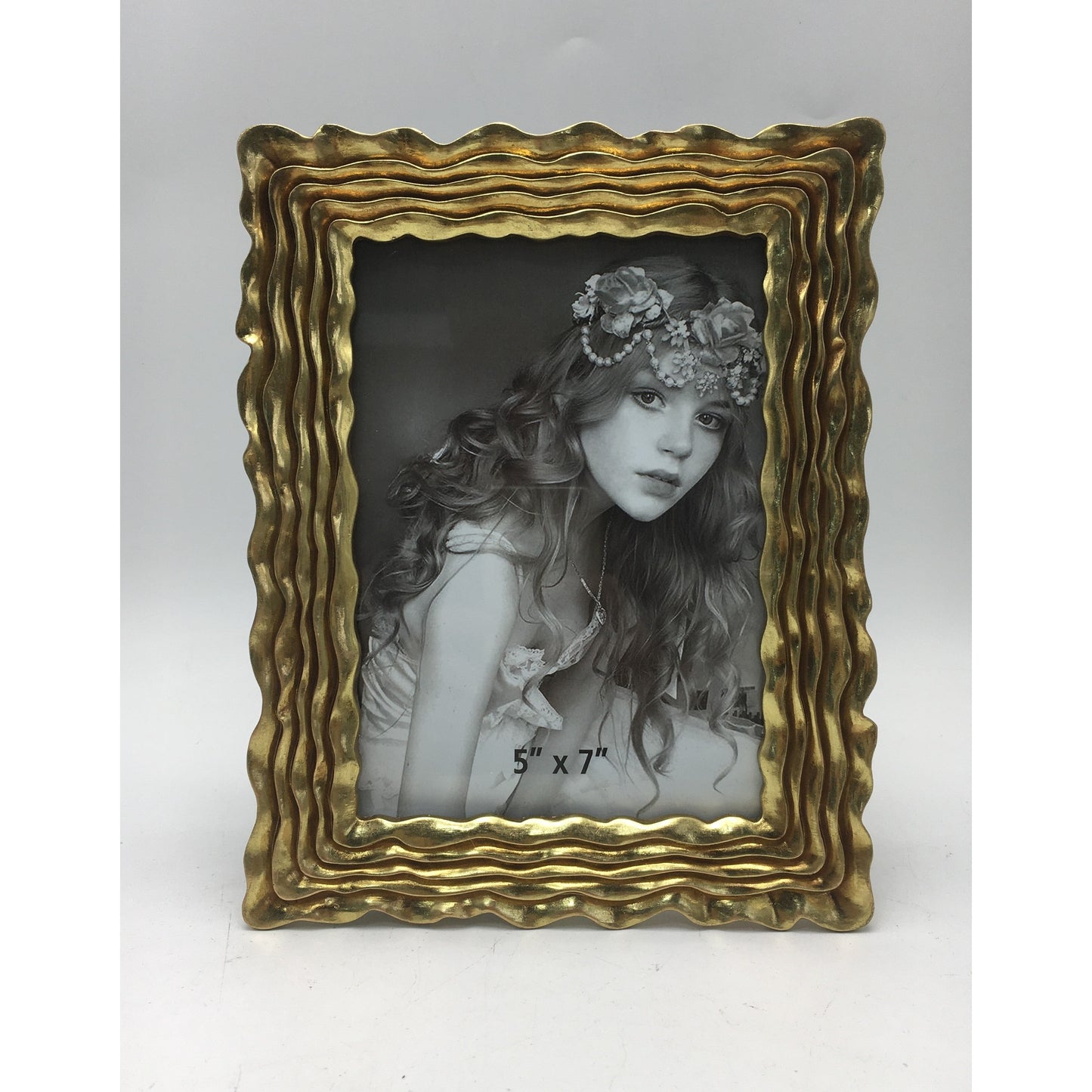 Κορνίζα Polyresin Χρυσή Ανάγλυφη 13×18εκ