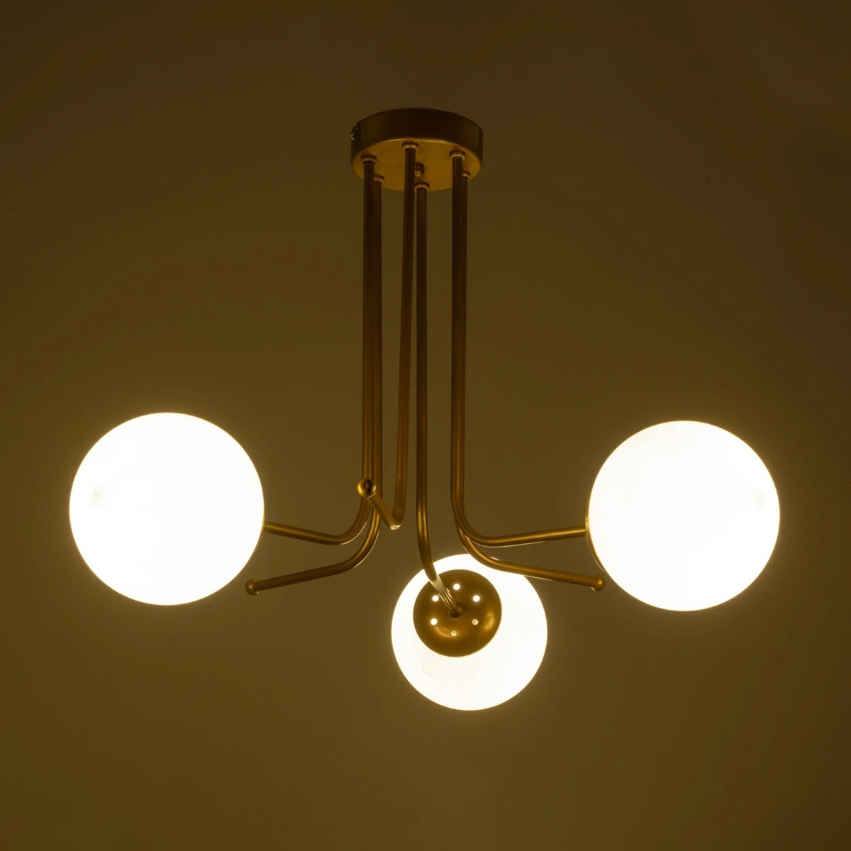 SHINY 201-0028 Vintage Φωτιστικό Οροφής Μπάλα Τρίφωτο 3 x E27 IP20 Χρυσό Μέταλλο με Λευκό Γυαλί - Μ70 x Π70 x Υ16