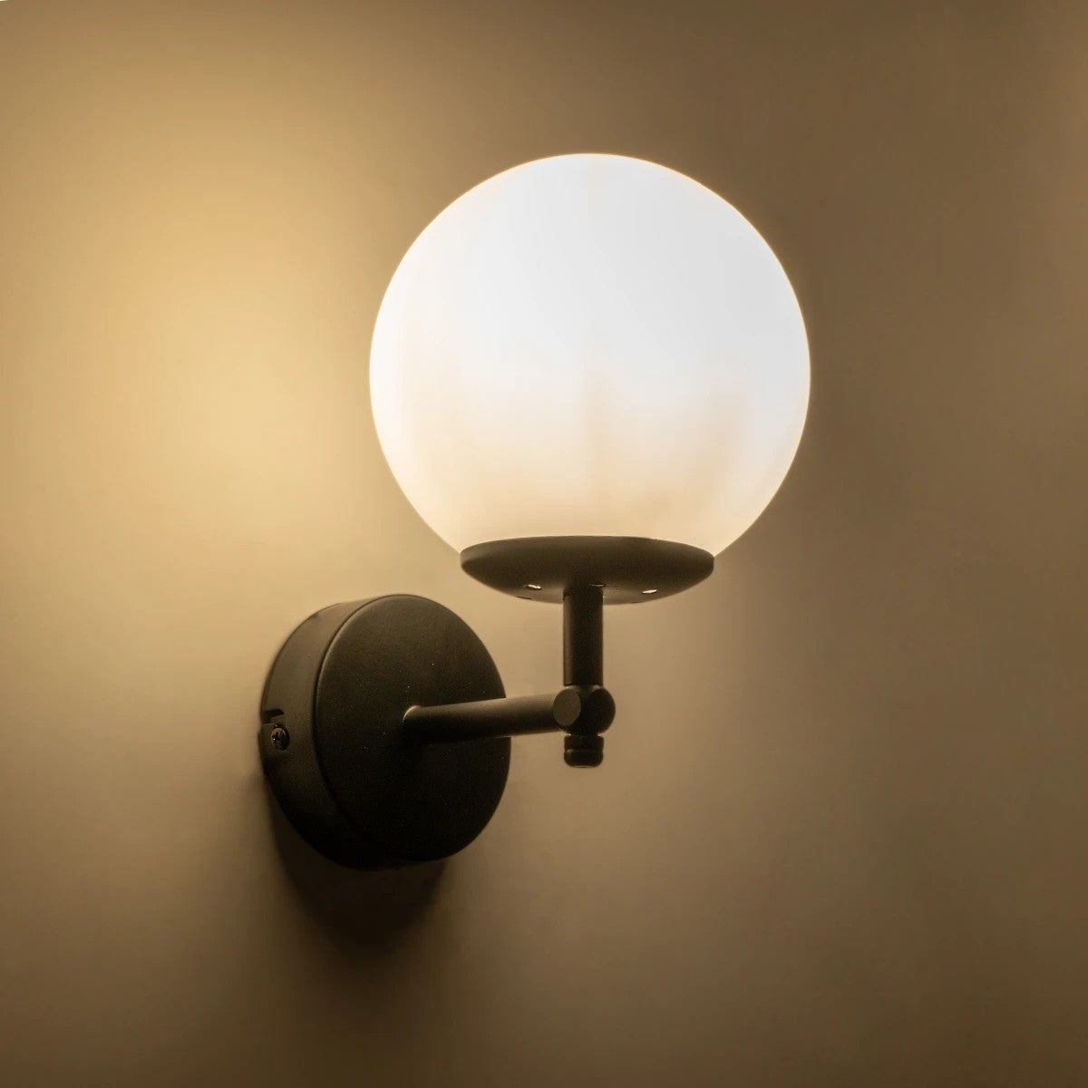 DALPH 203-0032 Vintage Επιτοίχιο Φωτιστικό Απλίκα Μονόφωτο 1 x E27 IP20 Μαύρο Μέταλλο με Λευκό Γυαλί - M15 x Π18 x Υ24.5cm