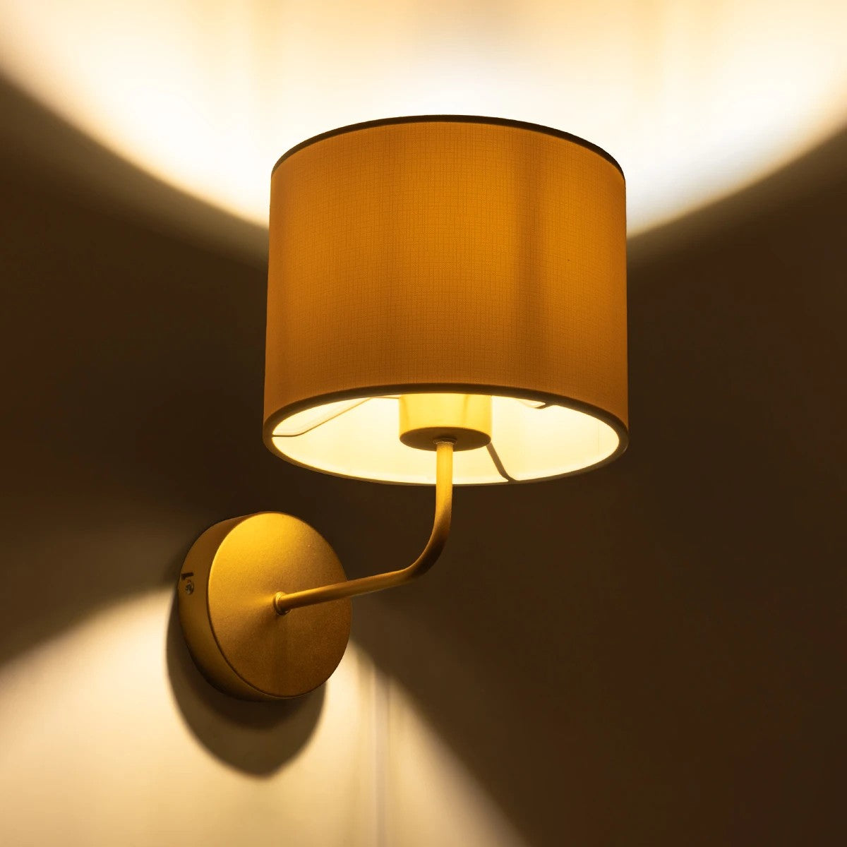 RALPH 203-0039 Vintage Επιτοίχιο Φωτιστικό Απλίκα Μονόφωτο 1 x E27 IP20 Χρυσό Μέταλλο με Μπεζ Ύφασμα - Μ22 x Π26 x Υ29cm