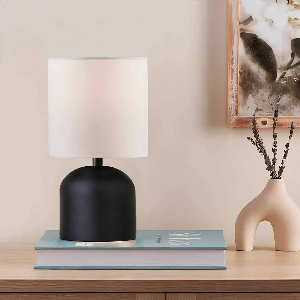 LOREN 204-0138 Μοντέρνο Eπιτραπέζιο Φωτιστικό Μονόφωτο 1 x E27 IP20 Μαύρο Μέταλλο με Μπεζ Ύφασμα - Μ15 x Π15 x Υ31cm