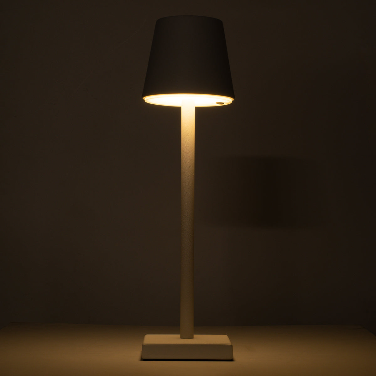 NEGA 60474 Μοντέρνο Επιτραπέζιο Φωτιστικό Πορτατίφ LED 2.2W 154lm 360° DC 5V Επαναφορτιζόμενο με Μπαταρία Li-ion 4000mAh - Διακόπτη Αφής - Θερμό Λευκό 2700K - Dimmable - D10 x H39cm - Λευκό