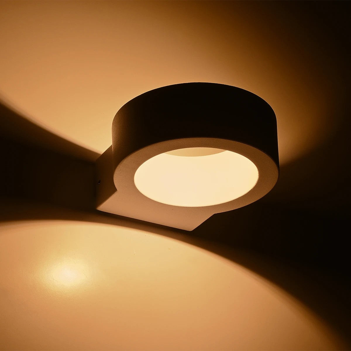 AURA KLV-101-0115 Φωτιστικό Τοίχου / Απλίκα LED 7W 875lm 45° AC 220-240V Αδιάβροχο IP65 Θερμό Λευκό 2700K - Bridgelux COB Chip & TÜV SÜD Driver - Λευκό Ματ - Μ15 x Π13 x Υ4.5