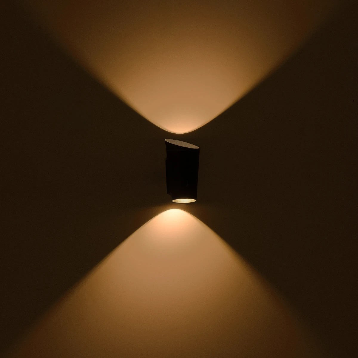 GANETTI 60671 Μοντέρνο Φωτιστικό Τοίχου - Απλίκα LED 10W 1250lm 60° AC 220-240V Αδιάβροχο IP65 Θερμό Λευκό 2700K - Bridgelux COB Chip & TÜV SÜD Driver - Μαύρο Ματ - Μ9.5 x Π11 x Υ19