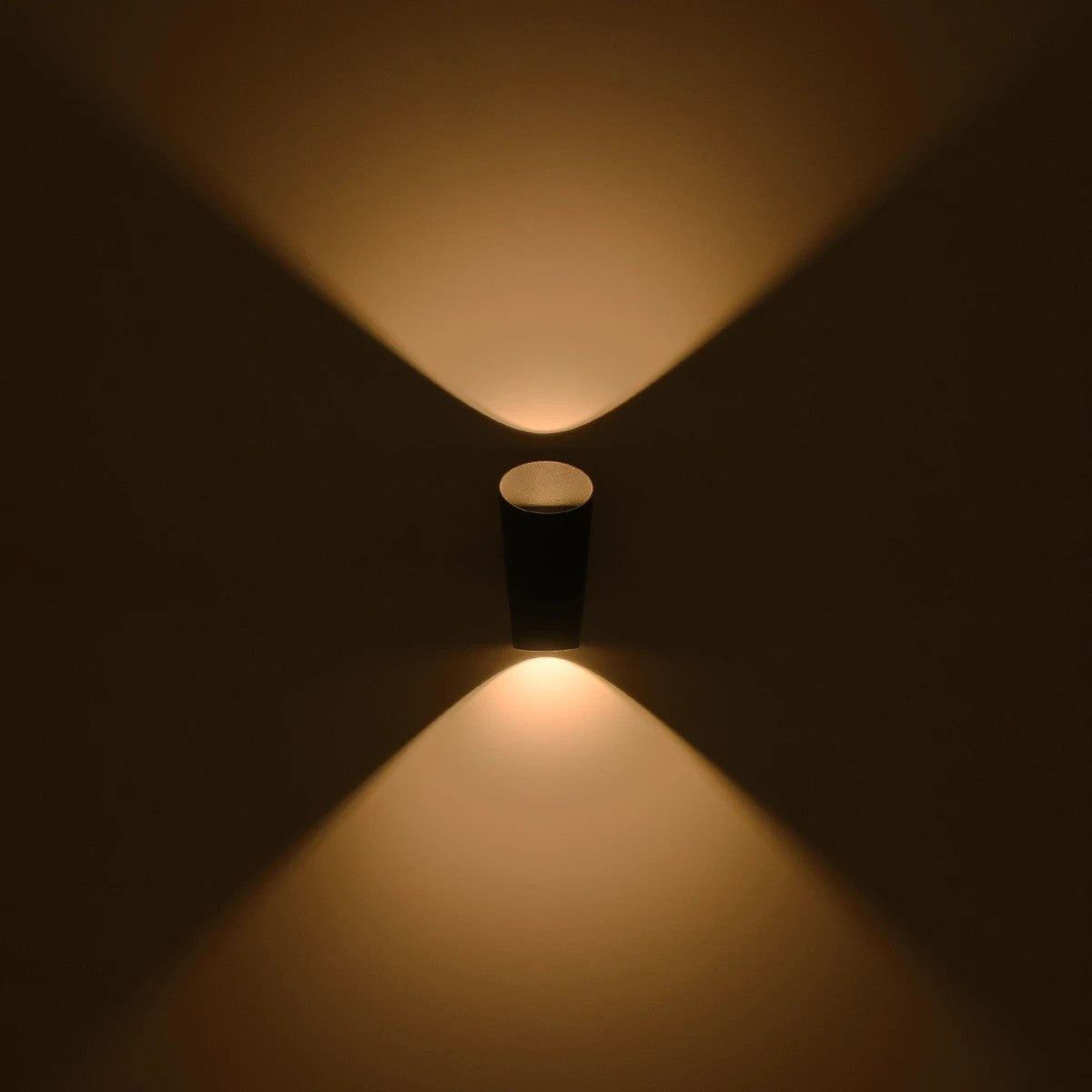 GANETTI 60671 Μοντέρνο Φωτιστικό Τοίχου - Απλίκα LED 10W 1250lm 60° AC 220-240V Αδιάβροχο IP65 Θερμό Λευκό 2700K - Bridgelux COB Chip & TÜV SÜD Driver - Μαύρο Ματ - Μ9.5 x Π11 x Υ19