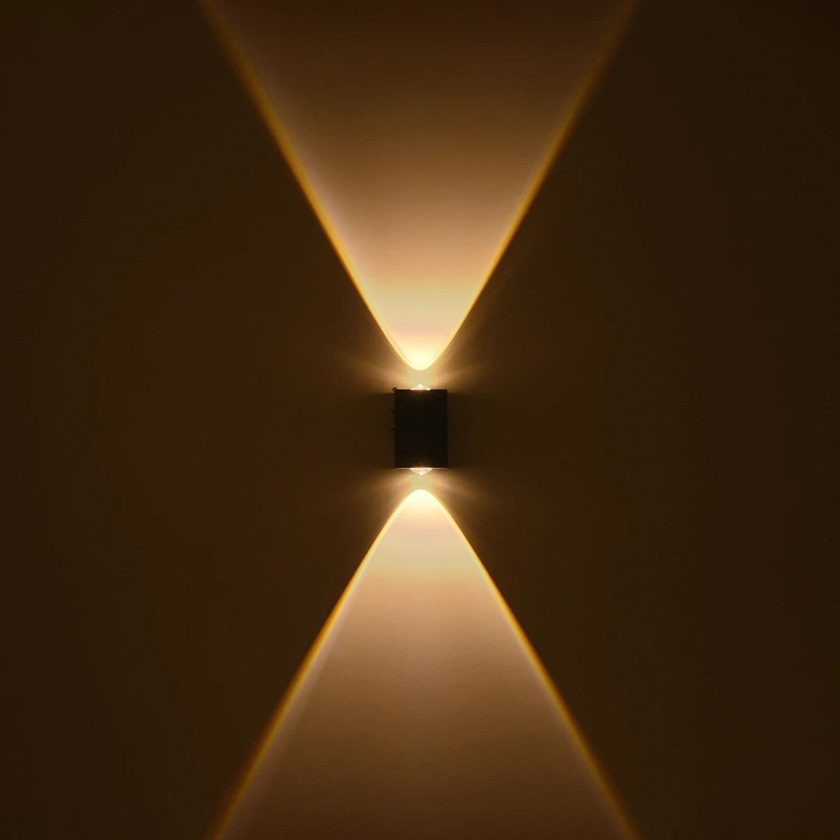 HIKARI 60685 Μοντέρνο Φωτιστικό Τοίχου - Απλίκα LED 4W 500lm 30° AC 220-240V Αδιάβροχο IP65 Θερμό Λευκό 2700K - CREE XPE Chip & TÜV SÜD Driver - Μαύρο Ματ - Μ6 x Π4 x Υ10.5