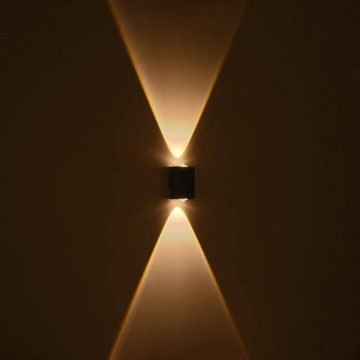 HIKARI 60685 Μοντέρνο Φωτιστικό Τοίχου - Απλίκα LED 4W 500lm 30° AC 220-240V Αδιάβροχο IP65 Θερμό Λευκό 2700K - CREE XPE Chip & TÜV SÜD Driver - Μαύρο Ματ - Μ6 x Π4 x Υ10.5