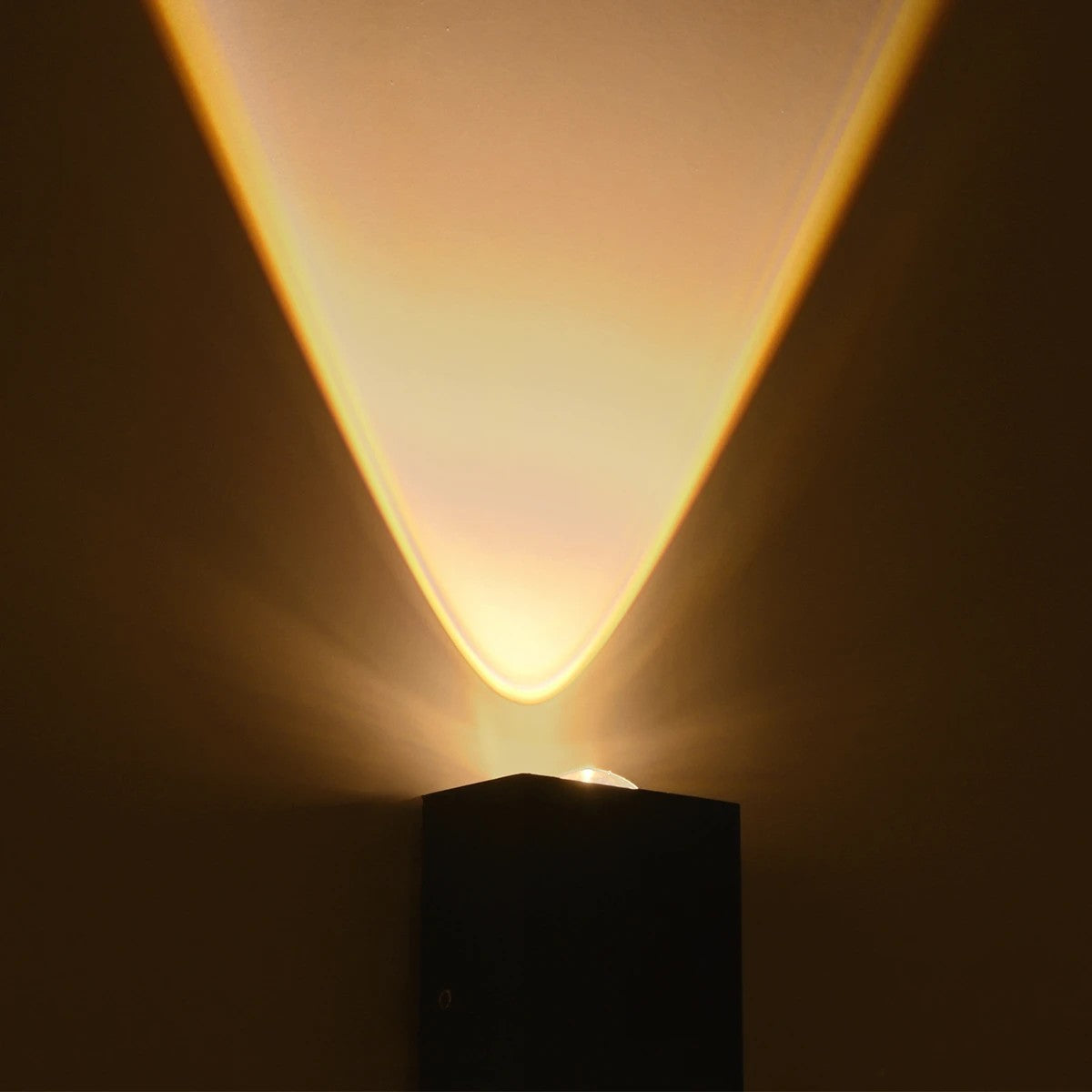 HIKARI 60685 Μοντέρνο Φωτιστικό Τοίχου - Απλίκα LED 4W 500lm 30° AC 220-240V Αδιάβροχο IP65 Θερμό Λευκό 2700K - CREE XPE Chip & TÜV SÜD Driver - Μαύρο Ματ - Μ6 x Π4 x Υ10.5