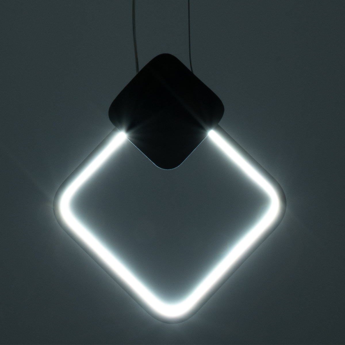 MARY 61082 Κρεμαστό Φωτιστικό Οροφής Design LED CCT 12W 1440lm 300° AC 220-240V - Εναλλαγή Φωτισμού μέσω Διακόπτη On/Off All In One Ψυχρό 6000k+Φυσικό 4500k+Θερμό 2700k Μ20 x Π2.3 x Υ28.5cm - Μαύρο