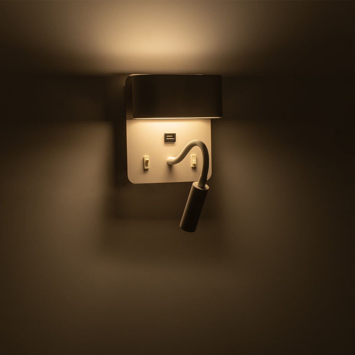 IBIS 61368 Μοντέρνο Φωτιστικό Τοίχου - Απλίκα Ξενοδοχείου Bed Side LED 10W 1100lm 36° & 360° AC 220-240V - Reading Light & Up/Down Light - Φορτιστής USB 3A - Μ10 x Π6.1 x Υ18cm - Φυσικό Λευκό 4500K - Λευκό