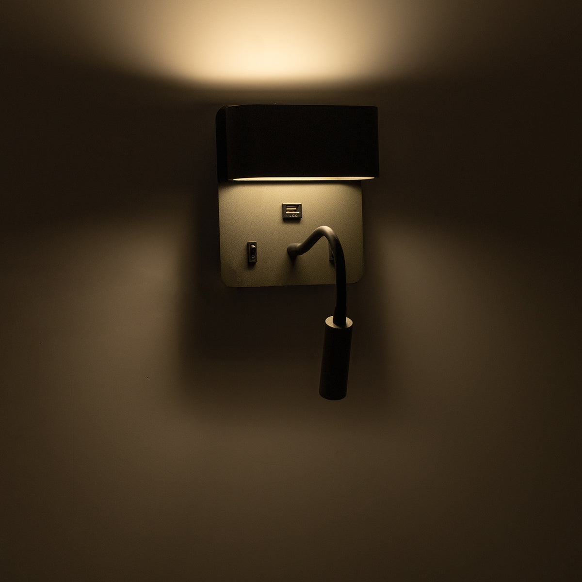 IBIS 61369 Μοντέρνο Φωτιστικό Τοίχου - Απλίκα Ξενοδοχείου Reading Light με Φορτιστή USB 3A LED 10W 1100lm 36° & 360° AC 220-240V IP20 Φυσικό Λευκό 4500K - Bridgelux COB Chip & TÜV SÜD Driver - Γκρι Ανθρακί Ματ - Μ10 x Π6.1 x Υ18