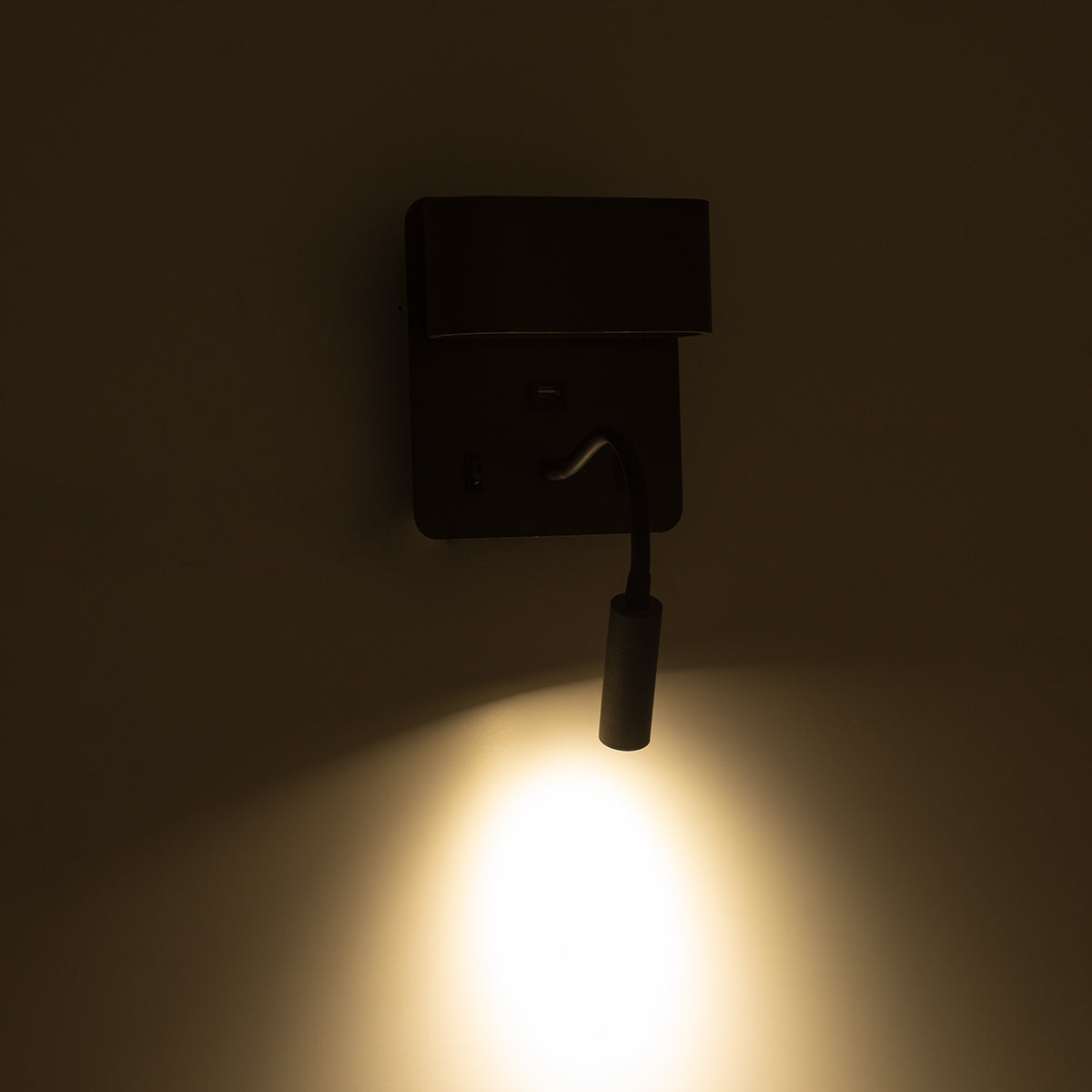 IBIS 61369 Μοντέρνο Φωτιστικό Τοίχου - Απλίκα Ξενοδοχείου Reading Light με Φορτιστή USB 3A LED 10W 1100lm 36° & 360° AC 220-240V IP20 Φυσικό Λευκό 4500K - Bridgelux COB Chip & TÜV SÜD Driver - Γκρι Ανθρακί Ματ - Μ10 x Π6.1 x Υ18