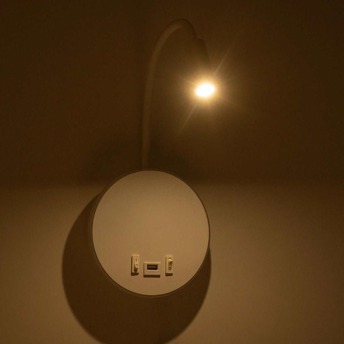 GOOSE 61693 Μοντέρνο Φωτιστικό Τοίχου - Απλίκα Ξενοδοχείου Reading Light με Φορτιστή USB 3A LED 6W 600lm 36° & 360° AC 220-240V IP20 Θερμό Λευκό 2700K - CREE XPE & Lumileds SMD Chip - Λευκό Ματ - Μ15.5 x Π15 x Υ30.5