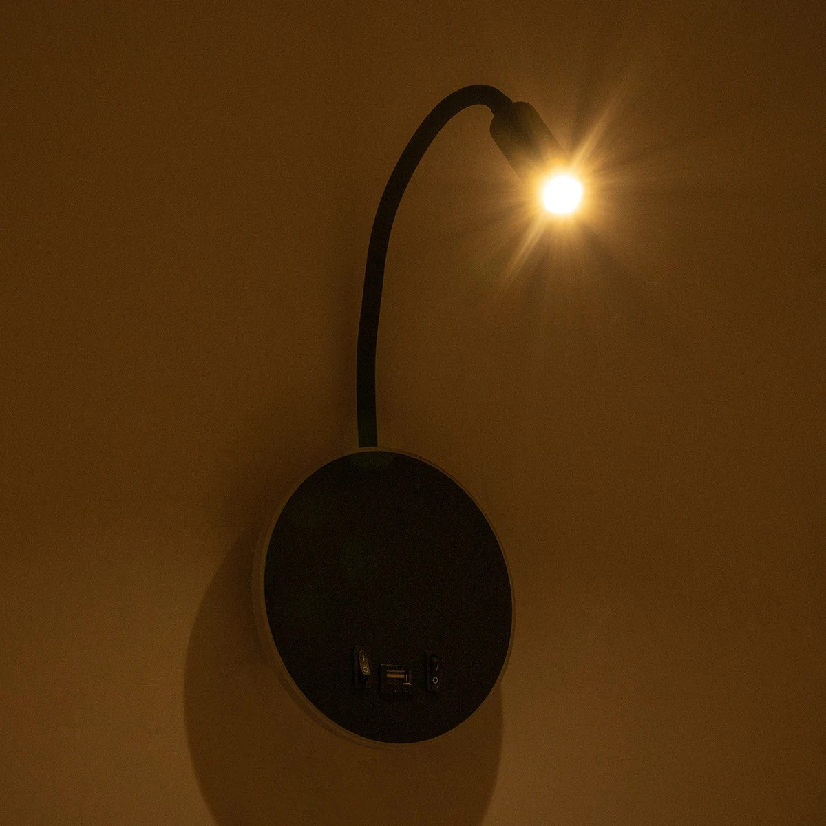 GOOSE 61695 Μοντέρνο Φωτιστικό Τοίχου - Απλίκα Ξενοδοχείου Reading Light με Φορτιστή USB 3A LED 6W 600lm 36° & 360° AC 220-240V IP20 Θερμό Λευκό 2700K - Bridgelux COB Chip & TÜV SÜD Driver - Μαύρο Ματ - Μ15.5 x Π22.5 x Υ30