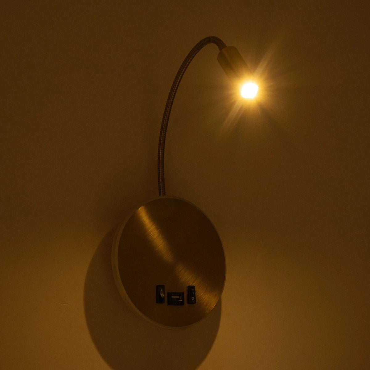 GOOSE 61697 Φωτιστικό Τοίχου - Απλίκα LED 6W 600lm 36° AC 220-240V IP20 - Reading Light & 360° Κρυφός Φωτισμός - Φορτιστής USB 3A - Θερμό Λευκό 2700K Χρυσό Βούρτσας - Μ15.5 x Π22.5 x Υ30cm