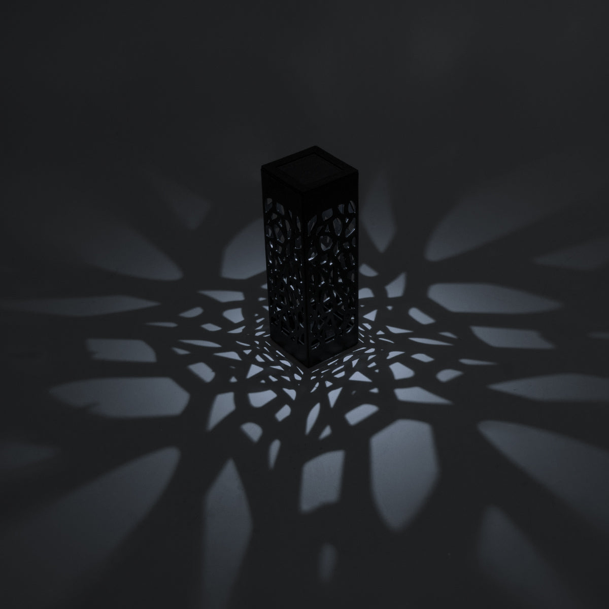 TRIBAL 71525 ΣΕΤ 4 Τεμαχίων Αυτόνομα Ηλιακά Φωτιστικά LED SMD 0.80W/Τεμ. 80lm/Τεμ. με Ενσωματωμένη Μπαταρία 600mAh - Φωτοβολταϊκό Πάνελ με Αισθητήρα Ημέρας-Νύχτας Αδιάβροχο IP65 Φανάρι Κήπου Τετράγωνο Ψυχρό Λευκό 6000K Μ6 x Π6 x Υ18cm