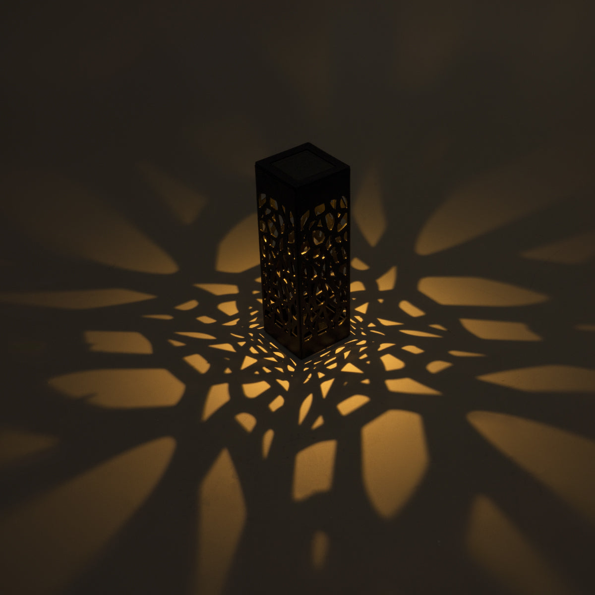 TRIBAL 71526 ΣΕΤ 4 Τεμαχίων Αυτόνομα Ηλιακά Φωτιστικά LED SMD 0.80W/Τεμ. 80lm/Τεμ. με Ενσωματωμένη Μπαταρία 600mAh - Φωτοβολταϊκό Πάνελ με Αισθητήρα Ημέρας-Νύχτας Αδιάβροχο IP65 Φανάρι Κήπου Τετράγωνο Θερμό Λευκό 2700K Μ6 x Π6 x Υ18cm