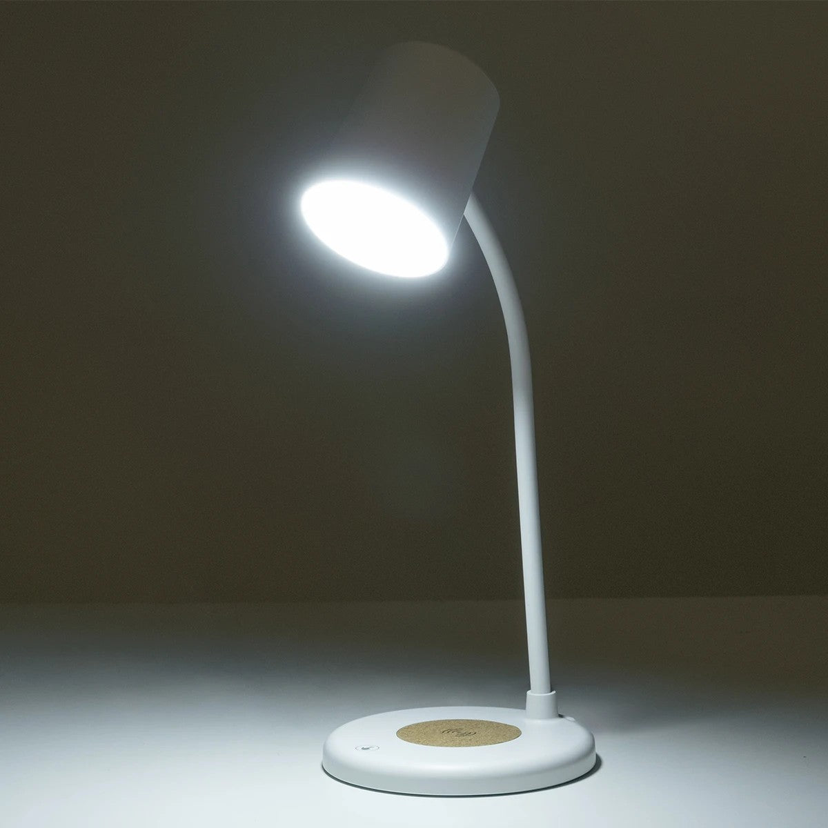 LUCORA 76555 Μοντέρνο Επιτραπέζιο Φωτιστικό Γραφείου με Ασύρματη Φόρτιση 10W 2A & 4W Bluetooth Ηχείο LED 3W 300lm 120° DC 5V με USB-C IP20 Ρυθμιζόμενο Λευκό CCT με Αφή 2700K/4500K/6000K Dimmable - Sanan SMD Chip - Λευκό - Μ12 x Π12 x Υ32
