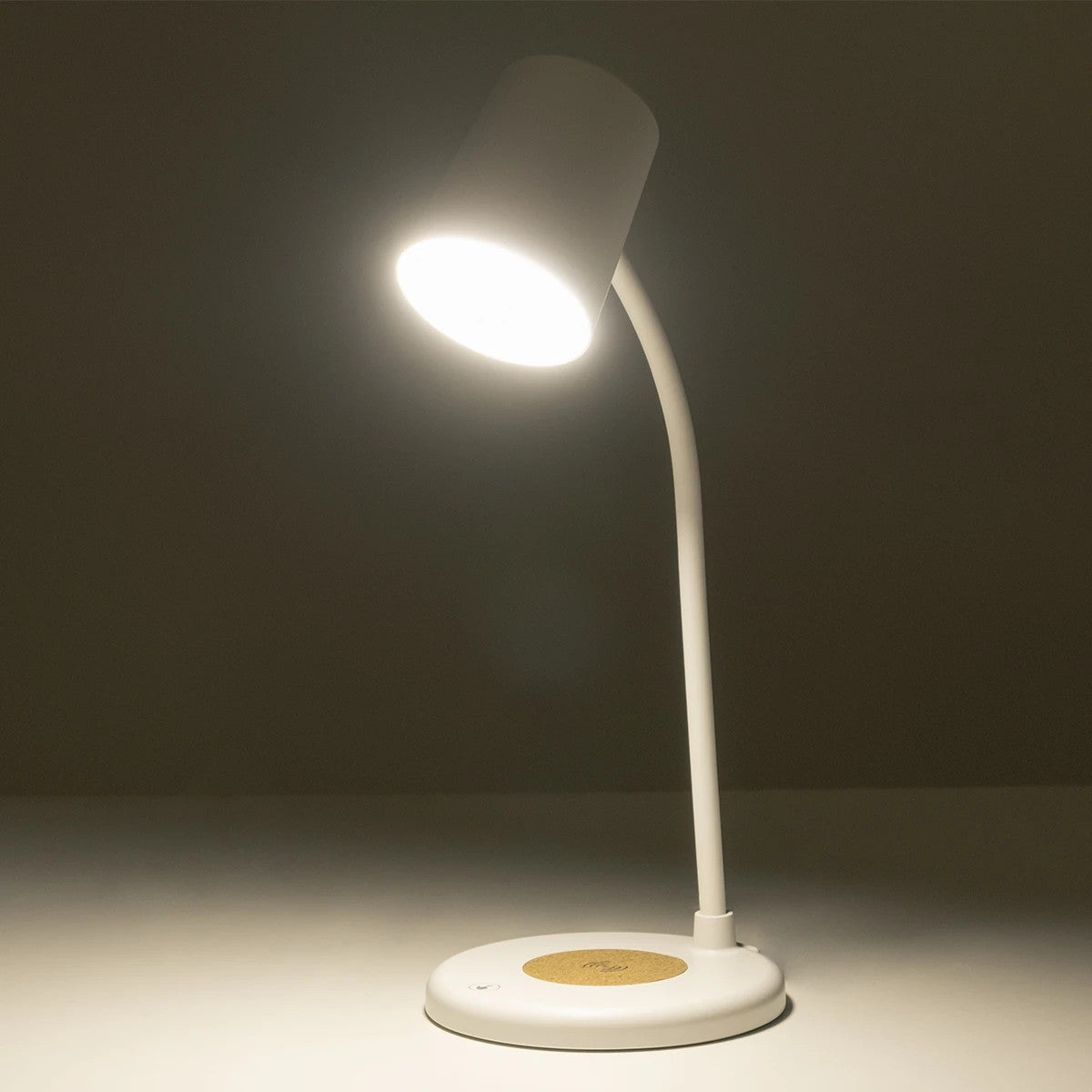 LUCORA 76555 Μοντέρνο Επιτραπέζιο Φωτιστικό Γραφείου με Ασύρματη Φόρτιση 10W 2A & 4W Bluetooth Ηχείο LED 3W 300lm 120° DC 5V με USB-C IP20 Ρυθμιζόμενο Λευκό CCT με Αφή 2700K/4500K/6000K Dimmable - Sanan SMD Chip - Λευκό - Μ12 x Π12 x Υ32