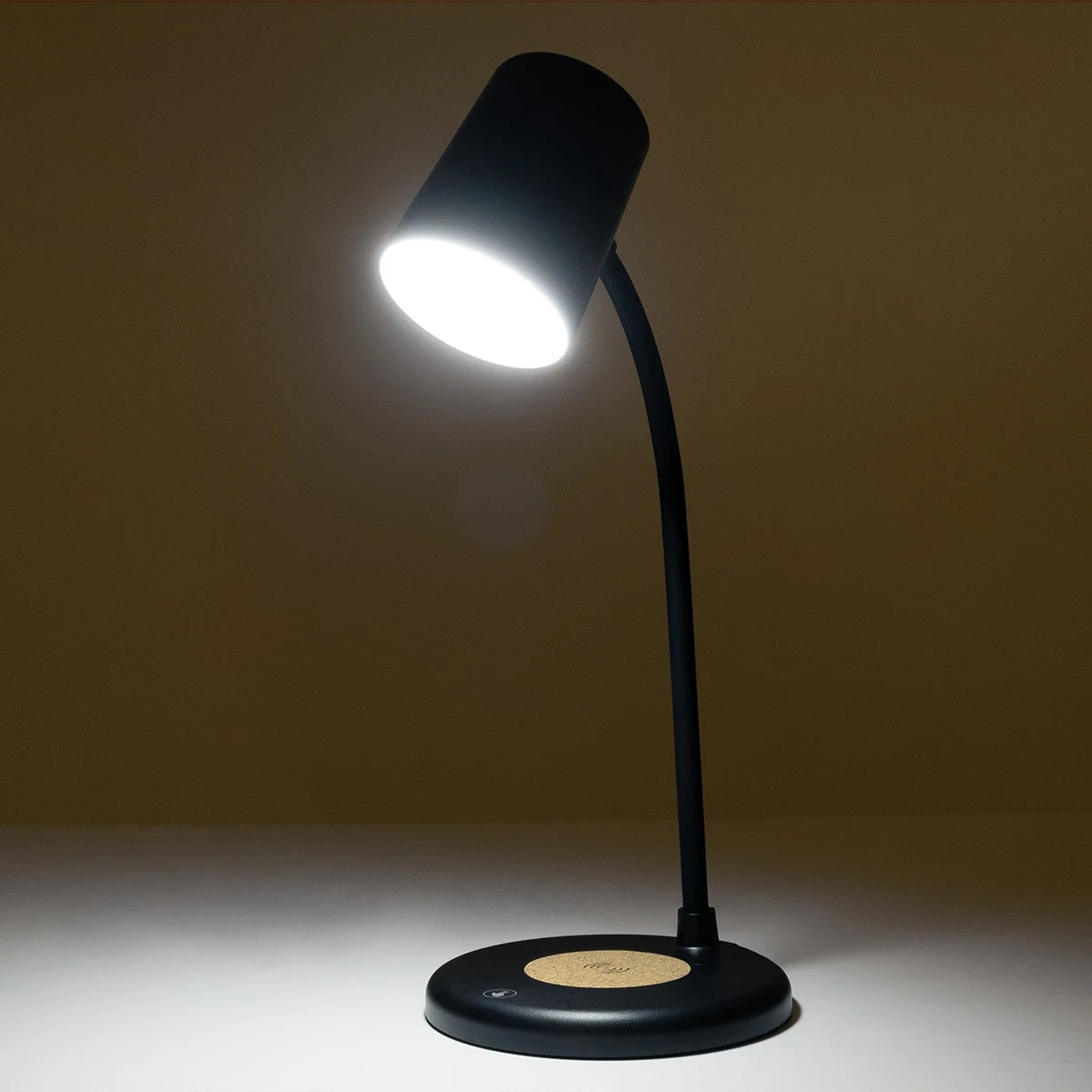 LUCORA 76556 Μοντέρνο Επιτραπέζιο Φωτιστικό Γραφείου με Ασύρματη Φόρτιση 10W 2A & 4W Bluetooth Ηχείο LED 3W 300lm 120° DC 5V με USB-C IP20 Ρυθμιζόμενο Λευκό CCT με Αφή 2700K/4500K/6000K Dimmable - Sanan SMD Chip - Μαύρο - Μ12 x Π12 x Υ32