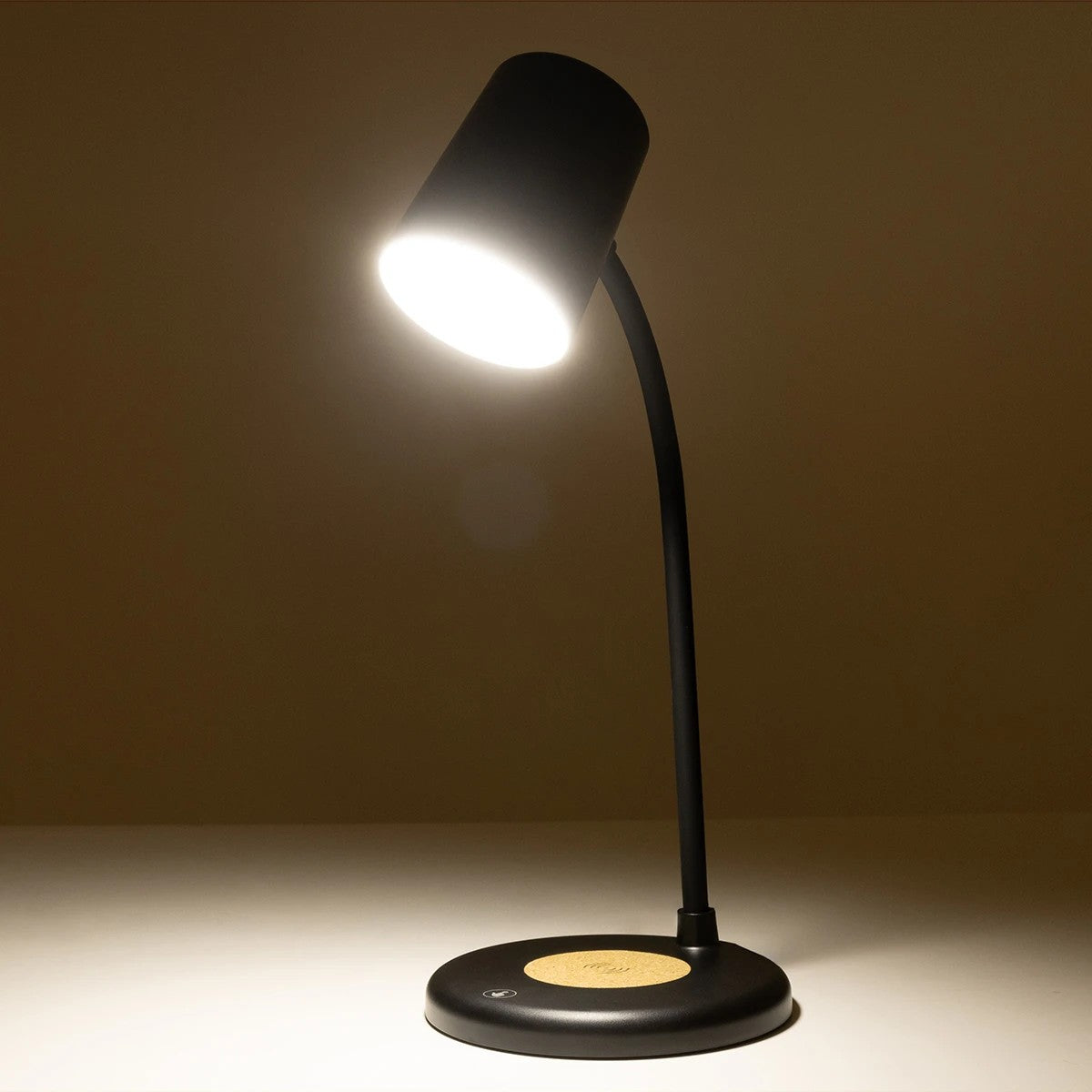 LUCORA 76556 Μοντέρνο Επιτραπέζιο Φωτιστικό Γραφείου με Ασύρματη Φόρτιση 10W 2A & 4W Bluetooth Ηχείο LED 3W 300lm 120° DC 5V με USB-C IP20 Ρυθμιζόμενο Λευκό CCT με Αφή 2700K/4500K/6000K Dimmable - Sanan SMD Chip - Μαύρο - Μ12 x Π12 x Υ32