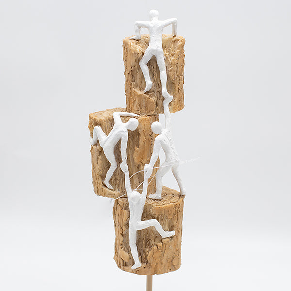 ΔΙΑΚΟΣΜΗΤΙΚΟ ΓΛΥΠΤΟ ΜΕ ΑΝΘΡΩΠΙΝΕΣ ΦΙΓΟΥΡΕΣ ΠΟΥ ΣΚΑΡΦΑΛΩΝΟΥΝ ΠΟΛΥΡΕΖΙΝ ΦΥΣΙΚΟ-ΛΕΥΚΟ 10.5x8x33