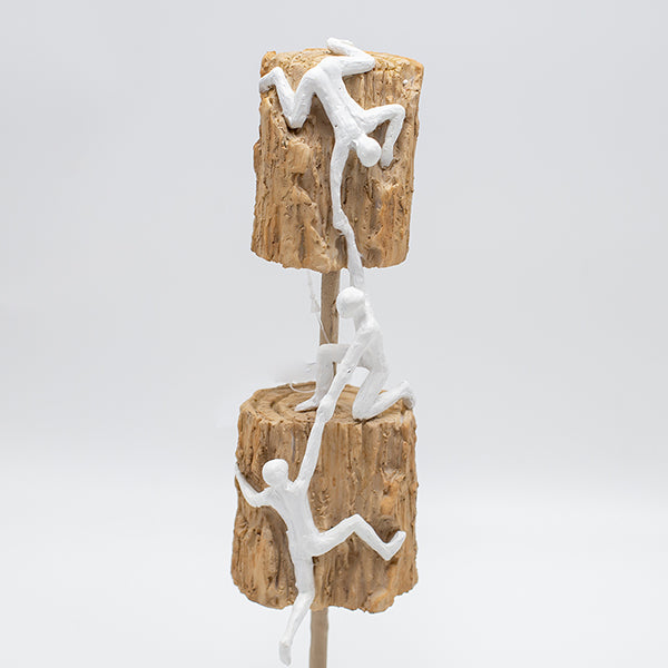 ΔΙΑΚΟΣΜΗΤΙΚΟ ΓΛΥΠΤΟ ΜΕ ΑΝΘΡΩΠΙΝΕΣ ΦΙΓΟΥΡΕΣ ΠΟΥ ΣΚΑΡΦΑΛΩΝΟΥΝ ΠΟΛΥΡΕΖΙΝ ΦΥΣΙΚΟ-ΛΕΥΚΟ 9.5x8x29