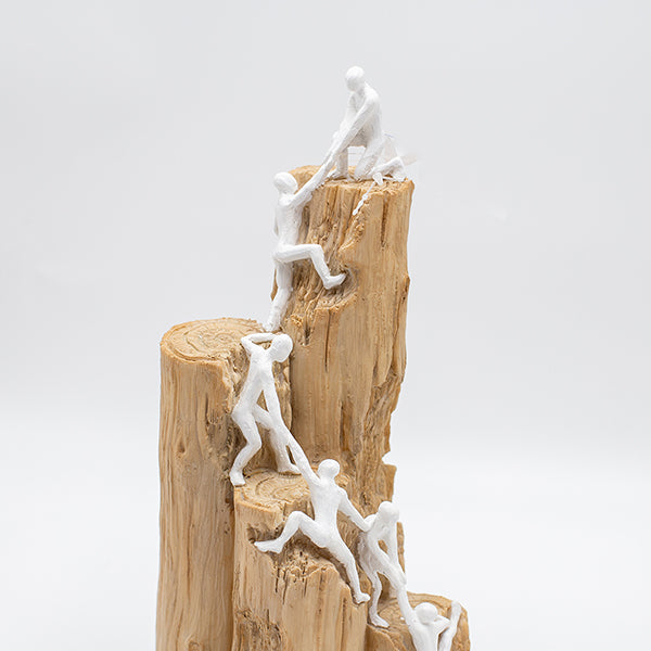 ΔΙΑΚΟΣΜΗΤΙΚΟ ΓΛΥΠΤΟ ΜΕ ΑΝΘΡΩΠΙΝΕΣ ΦΙΓΟΥΡΕΣ ΠΟΥ ΣΚΑΡΦΑΛΩΝΟΥΝ ΠΟΛΥΡΕΖΙΝ ΦΥΣΙΚΟ-ΛΕΥΚΟ 11.5x11.5x28.5