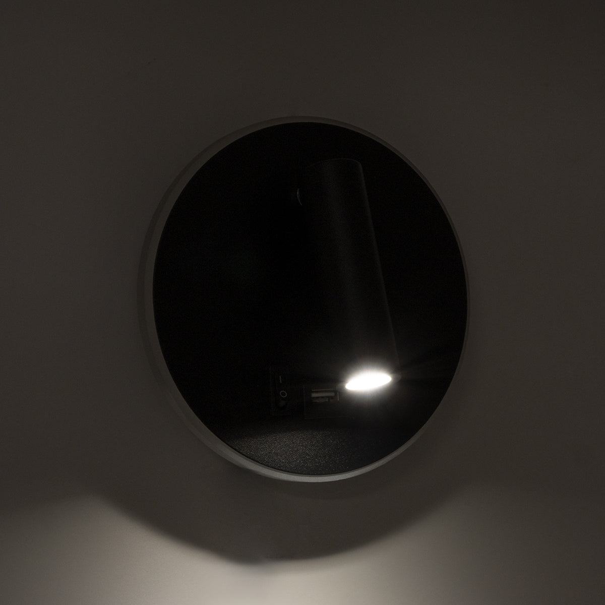 LADY-R 60938 Μοντέρνο Φωτιστικό Τοίχου - Απλίκα Ξενοδοχείου Reading Light με Φορτιστή USB 3A LED 6W 600lm 36° & 360° AC 220-240V IP20 Φυσικό Λευκό 4500K - Bridgelux COB Chip & TÜV SÜD Driver - Μαύρο Ματ - Μ15 x Π15 x Υ7