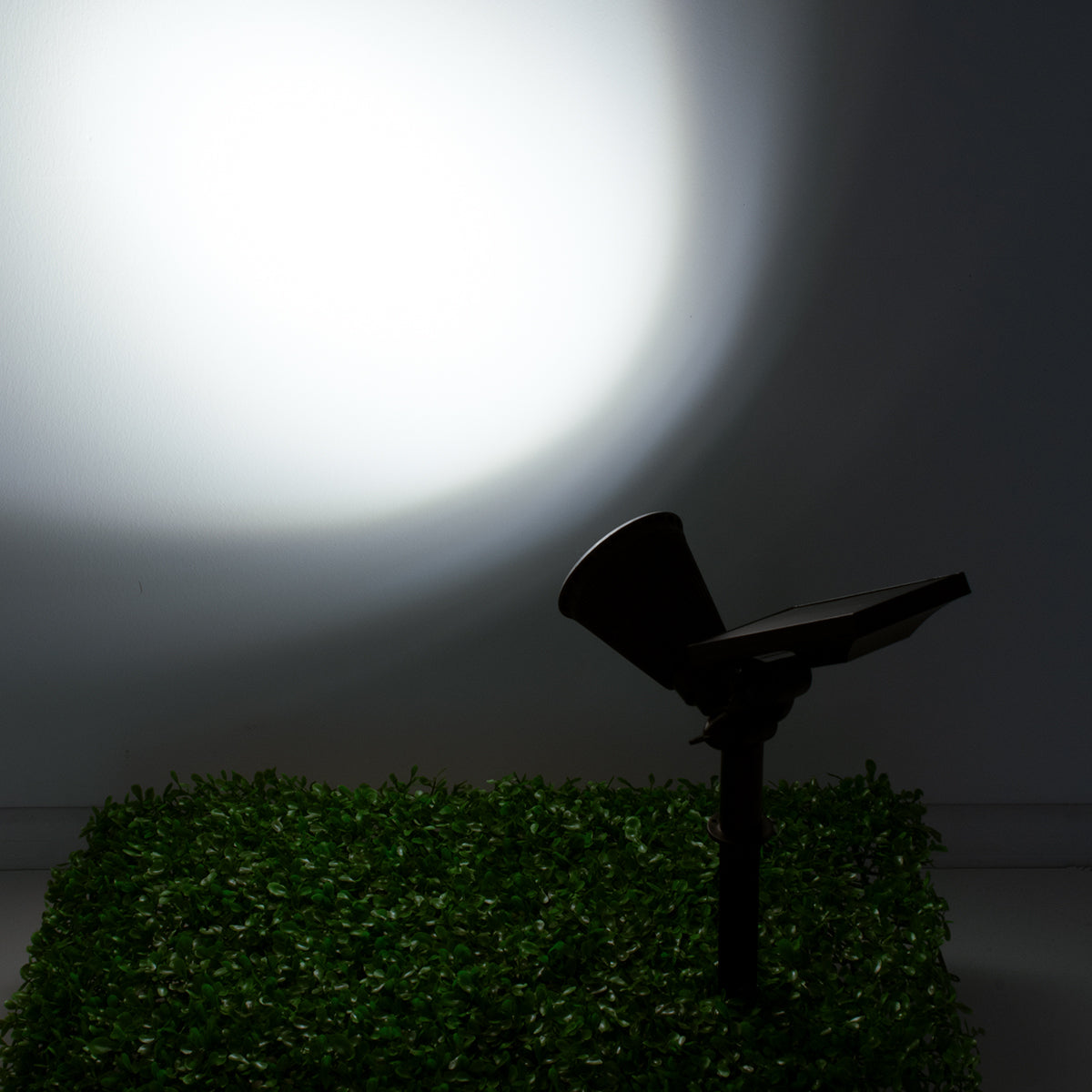 85710 Μαύρο Προβολάκι Σποτ Κήπου Πλαστικό Καρφωτό LED HIGH POWER 8W 800lm με Ενσωματωμένη Μπαταρία 2200mAh - Φωτοβολταϊκό Πάνελ με Αισθητήρα Ημέρας-Νύχτας Αδιάβροχo IP67 Ψυχρό Λευκό 6000K