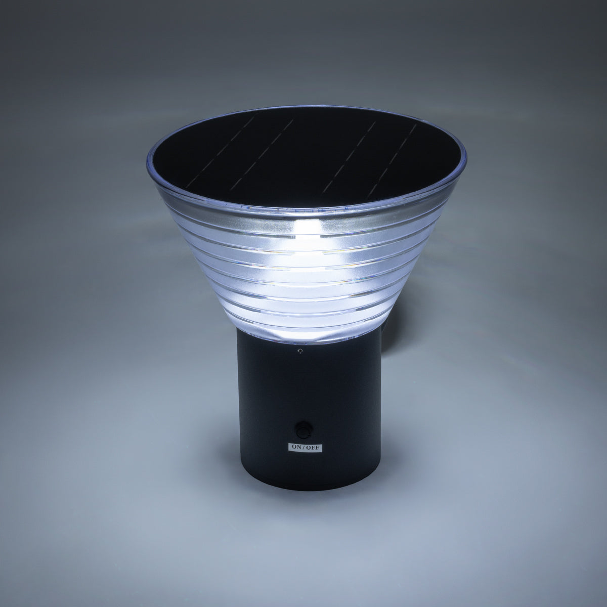 VEGGIE 90530 Φωτιστικό Κολωνάκι Κήπου LED 10W 330lm 120° με Ενσωματωμένο Φωτοβολταϊκό Panel 6V 2W & Επαναφορτιζόμενη Μπαταρία Li-ion 3.2V 1800mAh με Αισθητήρα Ημέρας-Νύχτας Αδιάβροχο IP65 Ψυχρό Λευκό 6000K - Γκρι Ανθρακί - Μ23 x Π30 x Υ25cm