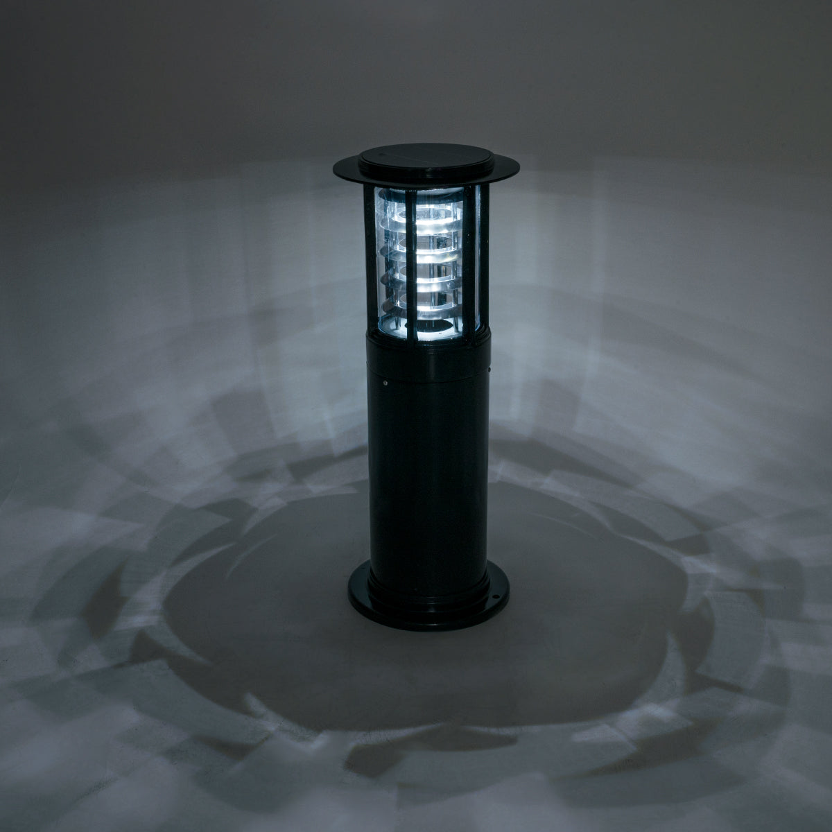 SOLARMIS 90536 Φωτιστικό Κολωνάκι Κήπου LED 10W 180lm 120° με Ενσωματωμένο Φωτοβολταϊκό Panel 6V 5W & Επαναφορτιζόμενη Μπαταρία Li-ion 3.2V 6000mAh με Αισθητήρα Ημέρας-Νύχτας Αδιάβροχο IP65 All in One CCT 6000K-4500K-2700K - Γκρι Ανθρακί - Μ22 x Π22 x Υ59