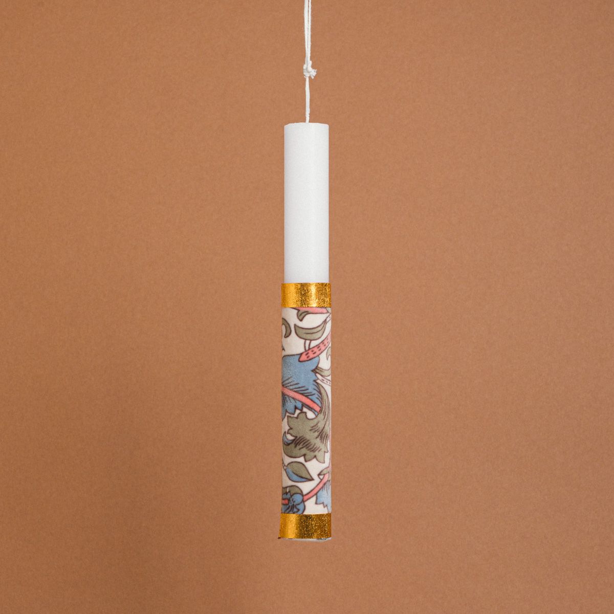 Λαμπάδα Στολισμένη Βελούδο Εκρού Λουλούδια σε Συσκευασία Δώρου