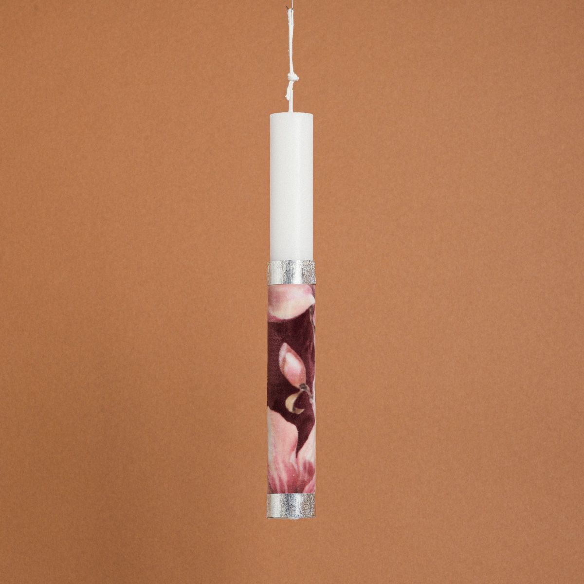 Λαμπάδα Στολισμένη Βελούδο “Μανόλια Μπορντώ” σε Συσκευασία Δώρου