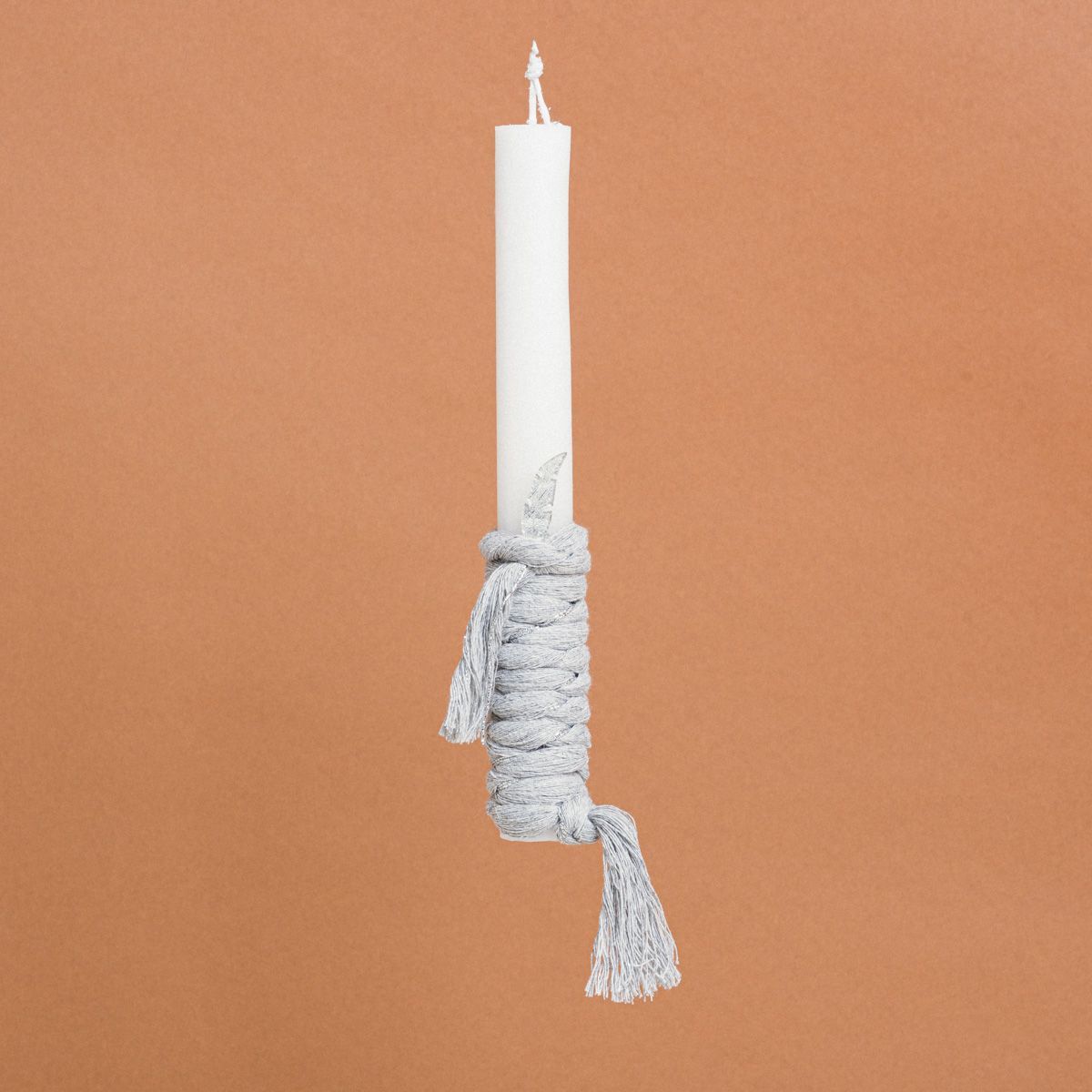 Λαμπάδα Στολισμένη με Κορδόνι – Πούπουλο σε Συσκευασία Δώρου