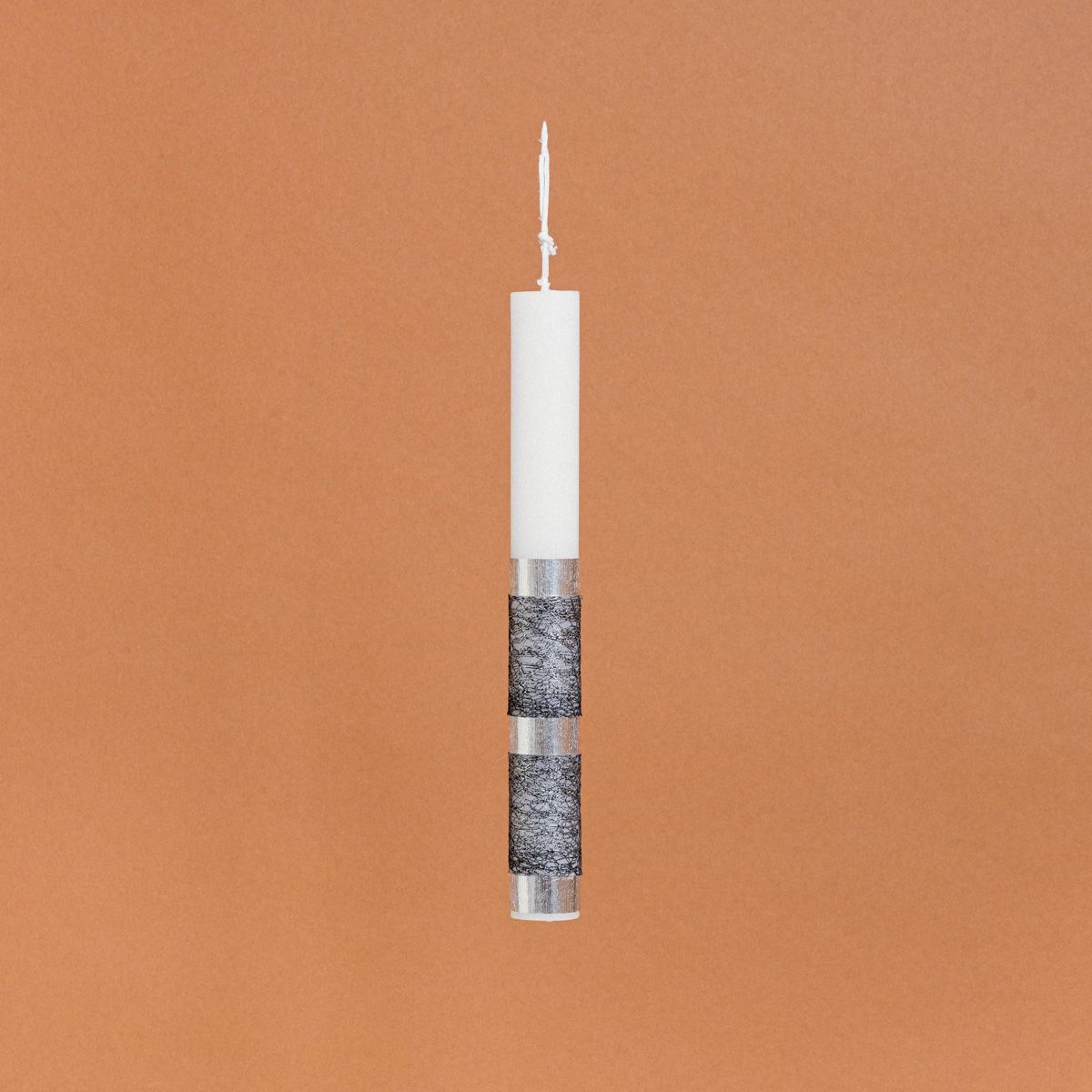 Λαμπάδα Στολισμένη Ασημί με Μαύρη Κορδέλα σε Συσκευασία Δώρου