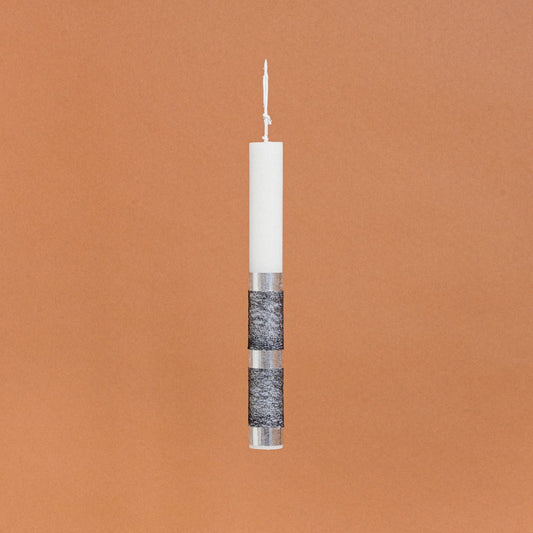 Λαμπάδα Στολισμένη Ασημί με Μαύρη Κορδέλα σε Συσκευασία Δώρου